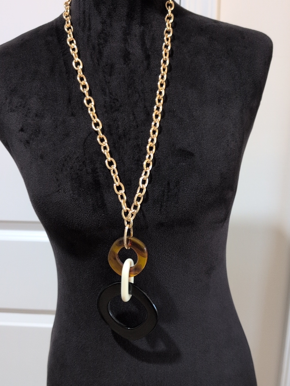NWOT Chicos Adjust. Gold Chain Ncklce w Acrylic Blk, Tortoiseshell & Cream Rings